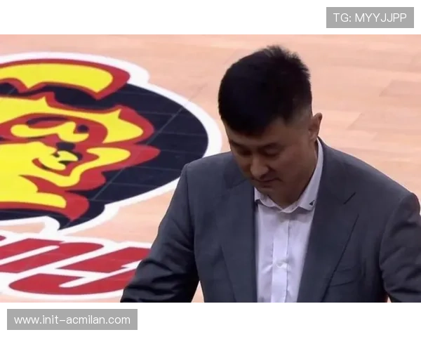 广东失利后杜锋召集全队总结，机场仍为助教庆生显情商