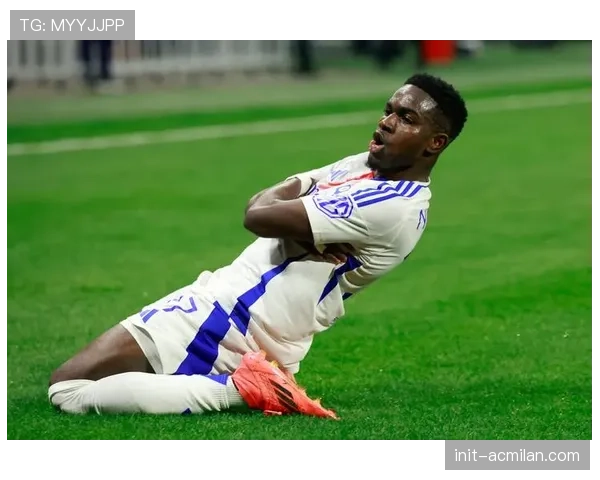 官方：里昂中场核心卡克雷因脚踝韧带扭伤将缺席六周