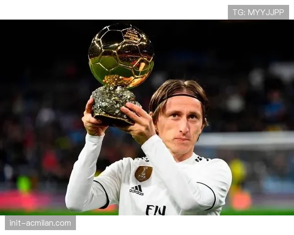 特写:时隔三年重返欧冠赛场,皇马老将莫德里奇替补登场接受掌声 特写:时隔三年重返欧冠赛场,皇马老将莫德里奇替补登场接受掌声